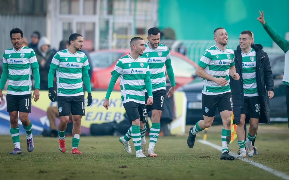 Две минути по-късно Влатко Дробаров прати с глава топката в