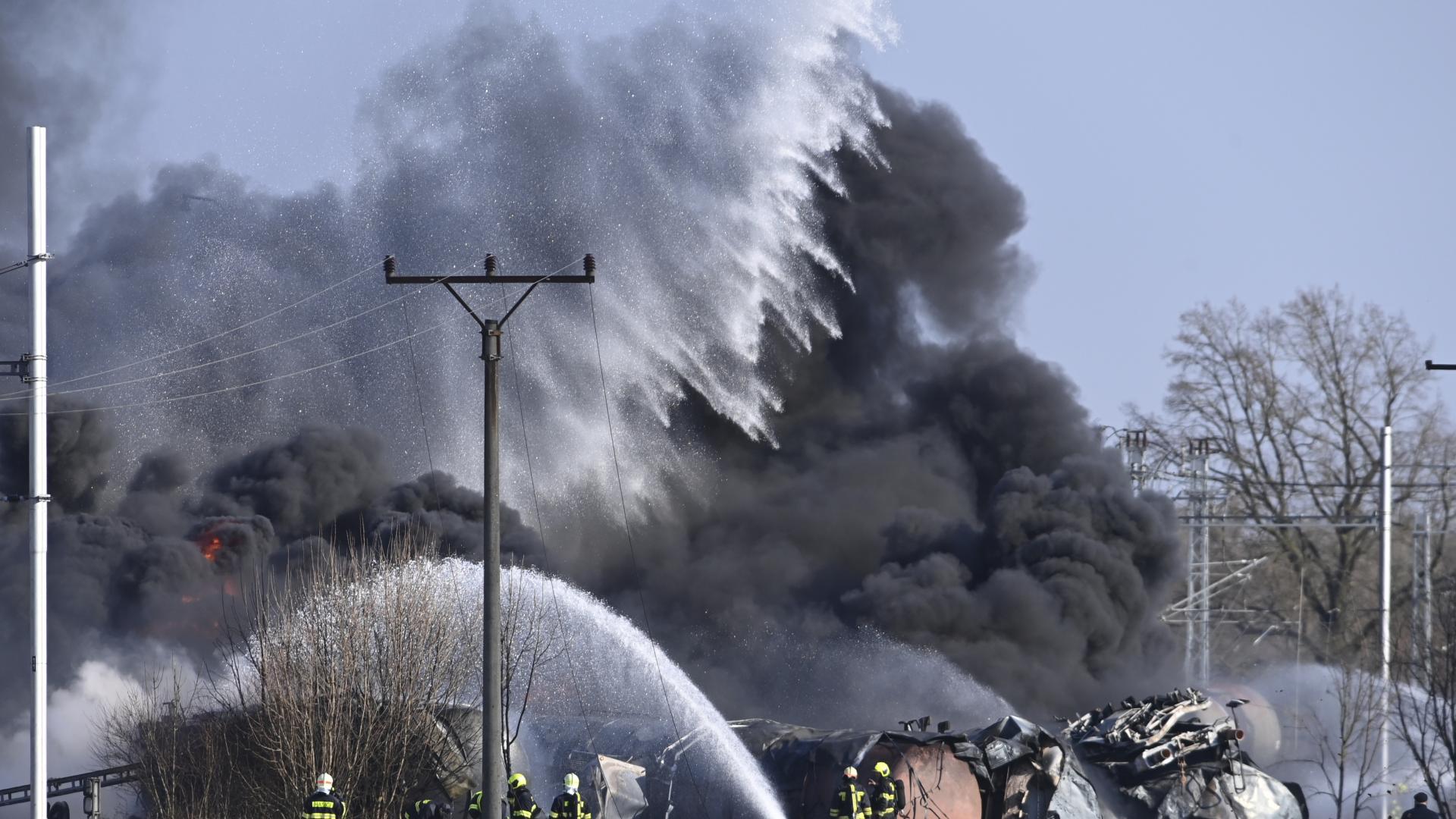Пожарникари се борят с голям пожар предизвикан от изтичане на