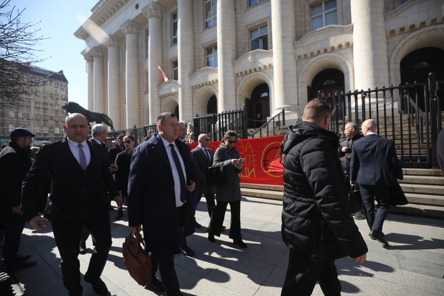 Окончателно: Четирима от задържаните след протеста на "Възраждане" остават в ареста