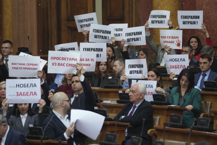 Екшън в парламента в Сърбия Опозицията хвърли димни гранати