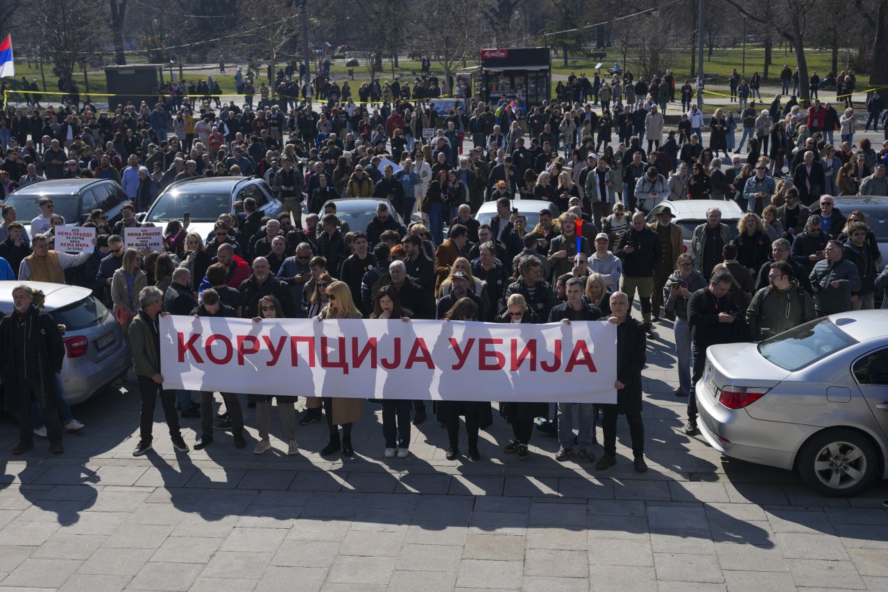 <p>Екшън в парламента в Сърбия - Опозицията хвърли димни гранати</p>