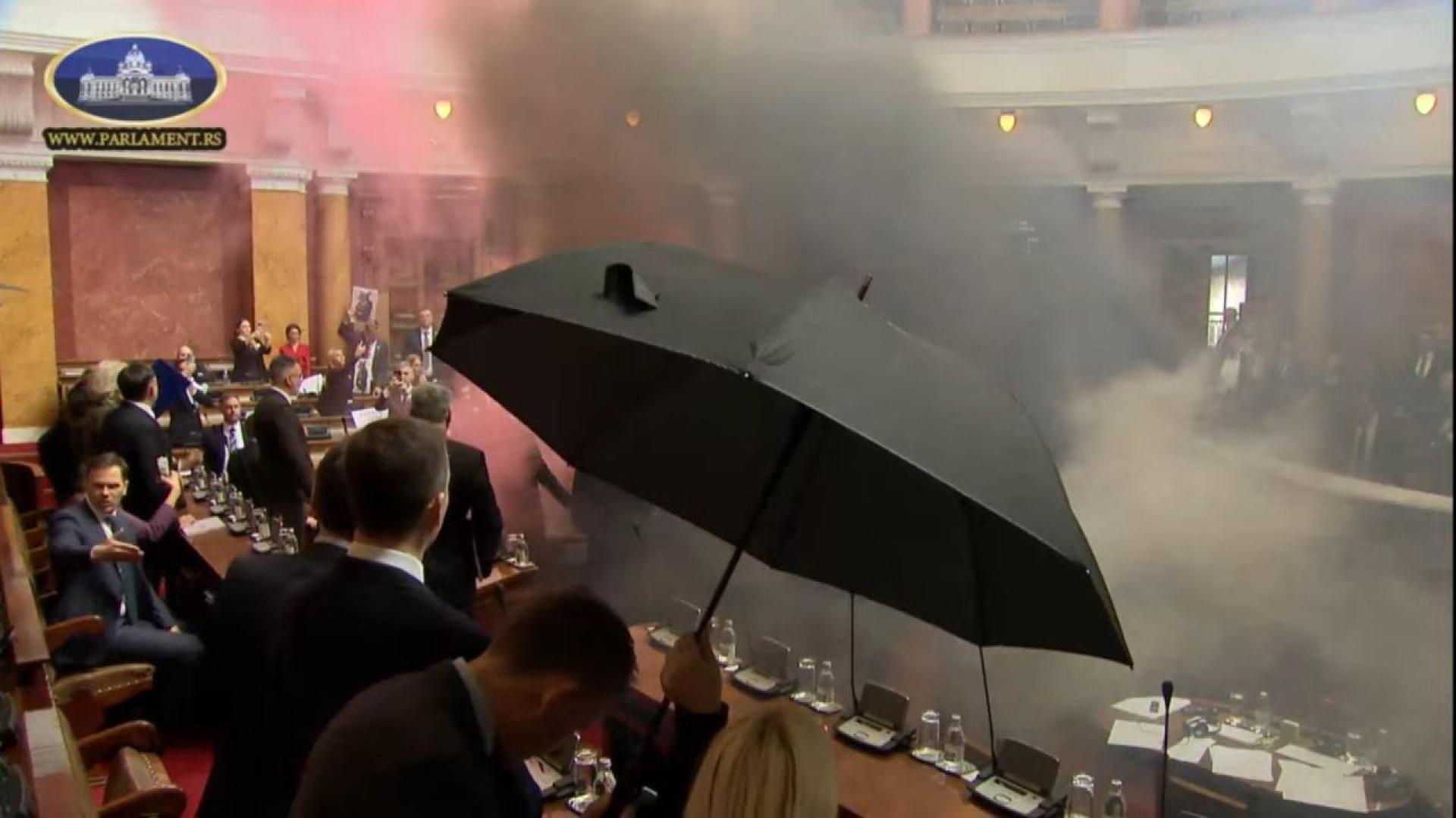 Опозицията в сръбския парламент бойкотира днешното заседание след вчерашния инцидент