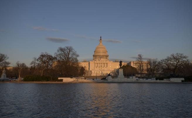 След рекордния шътдаун: Предадоха ли се демократите пред Тръмп?