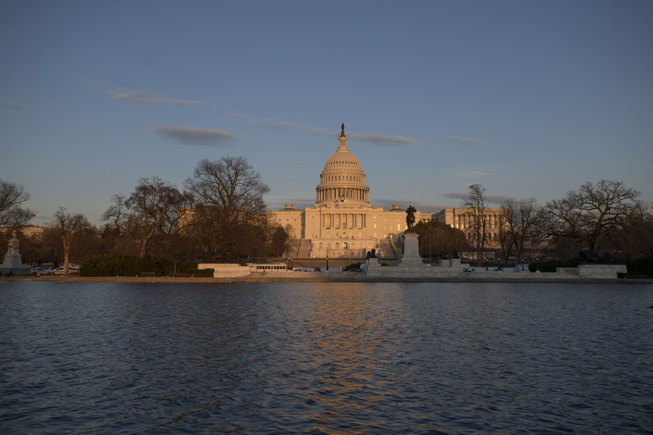 След рекордния шътдаун: Предадоха ли се демократите пред Тръмп?