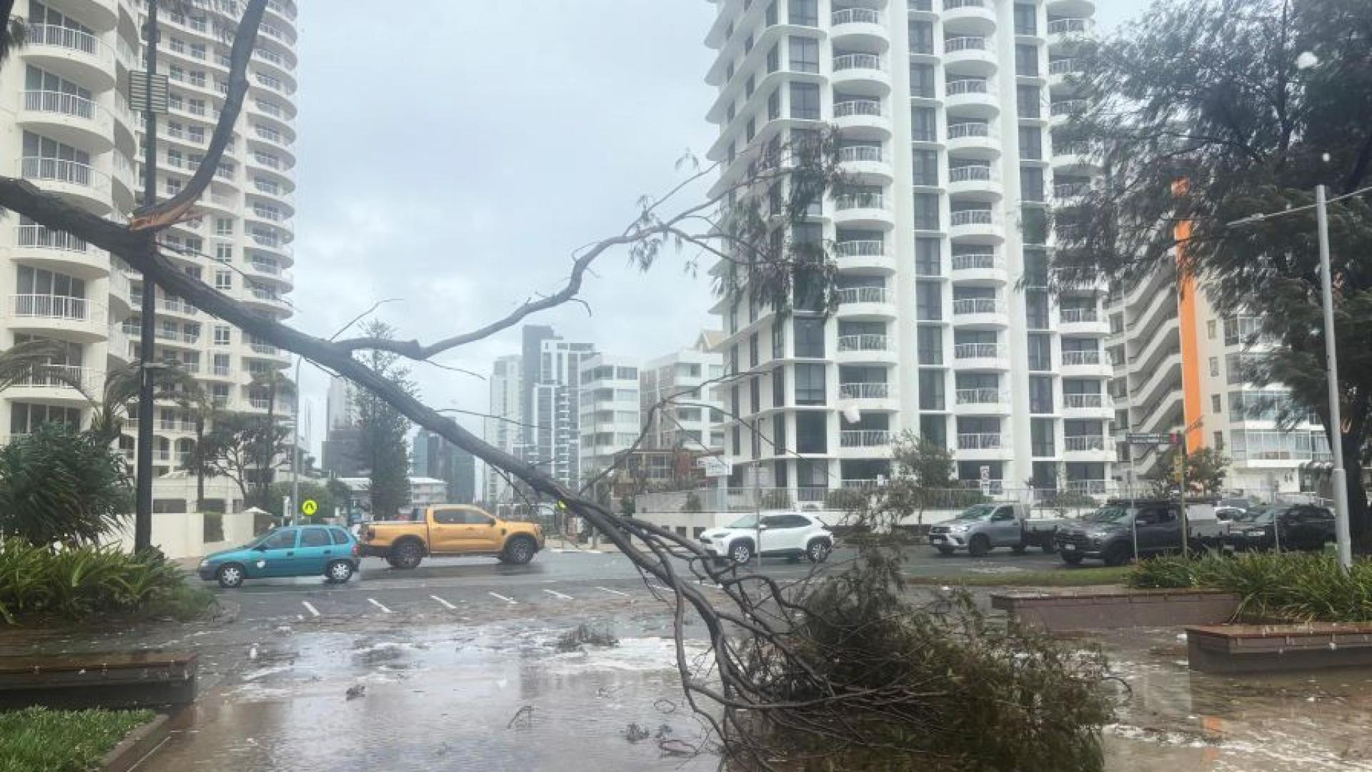 Циклонът Алфред придружен от силни ветрове и проливни дъждове връхлетя източното