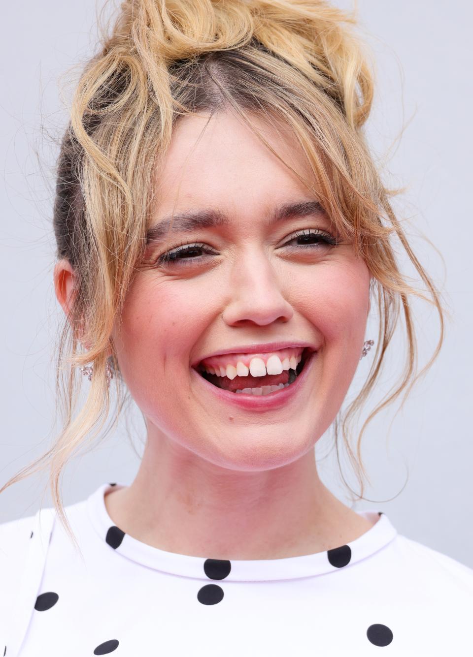  Ейми Лу Ууд е една от новите актриси, които освен че впечатляват със своите актьорски умения, само че и със своето естествено и достоверно наличие. В последния сезон на Белият лотос, Ууд се появява в ролята на Челси учителка по йога от Манкуни, която развива необикновена и динамична връзка с по-възрастния Рик, изиграван от Уолтън Гогинс. Но освен сюжетът и химията сред героите вършат тази роля толкоз забавна. Във всеки един подробност от нейното осъществяване се открива нещо доста повече., Една имитация в сериала, която загатва зъбите на Челси, на пръв взор може да наподобява инцидентна. 