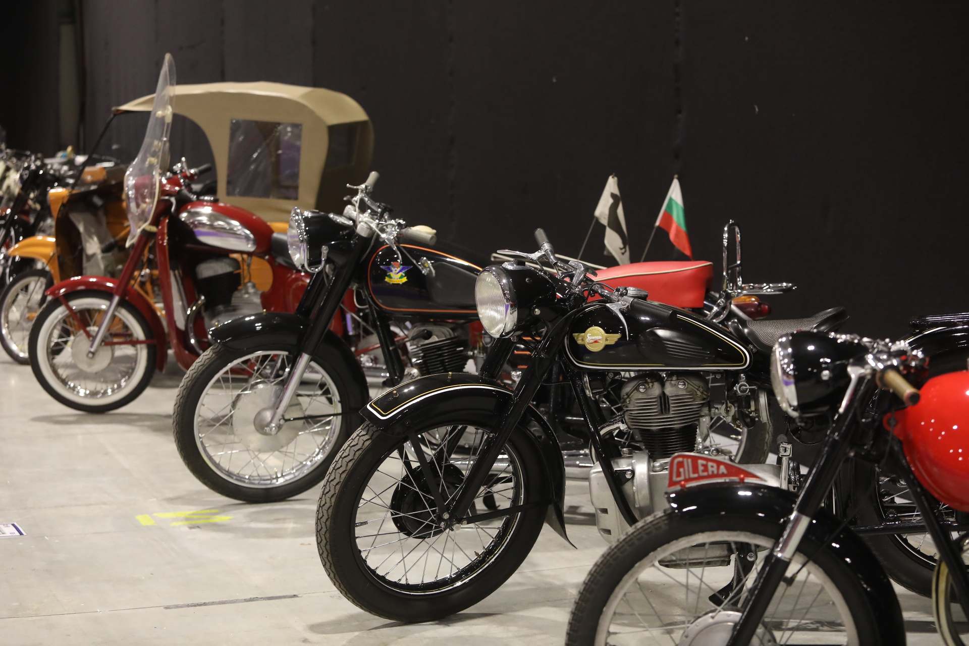 <p>Изложение на ретро автомобили в "Интер Експо Център" София&nbsp;</p>