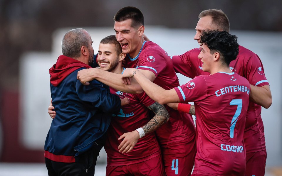 Септември постигна категорична победа с 6:1 над Хебър на стадион