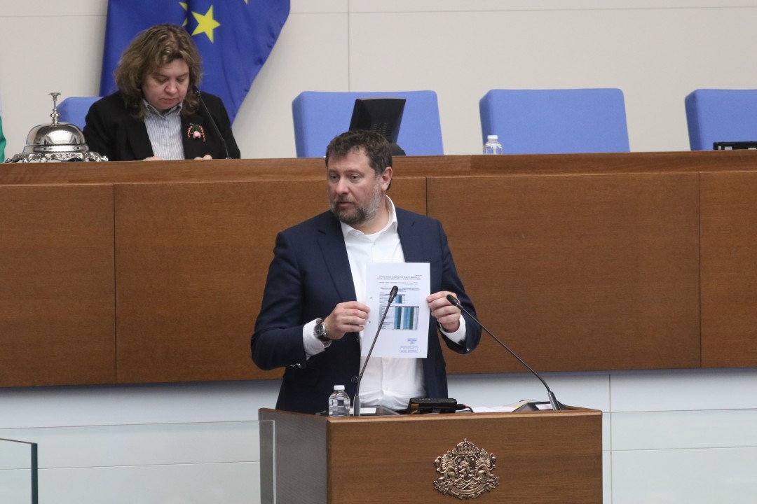 <p>Започна извънредното заседание на Народното събрание (НС), на което ще бъде изслушано ръководството на ЦИК и на &quot;Информационно обслужване&quot; АД относно действията им по делото на Конституциционния съд (КС) за оспорване на законността на изборите за народни представители в 51-вото НС.</p>