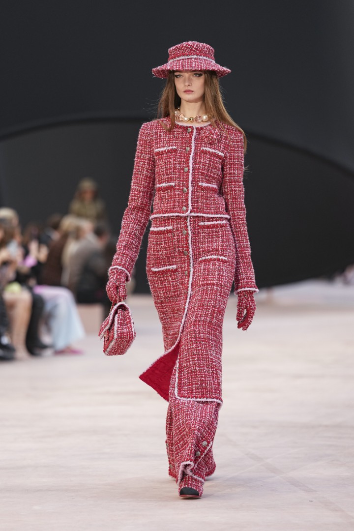 <p>Haute Couture колекцията на Chanel за сезон есен-зима 2025/26 бе представена в Париж пред отбрани VIP гости.</p>