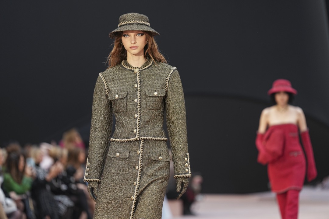 <p>Haute Couture колекцията на Chanel за сезон есен-зима 2025/26 бе представена в Париж пред отбрани VIP гости.</p>