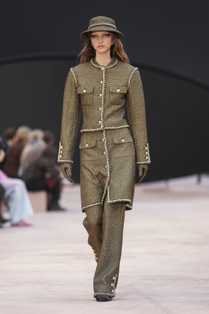 <p>Haute Couture колекцията на Chanel за сезон есен-зима 2025/26 бе представена в Париж пред отбрани VIP гости.</p>