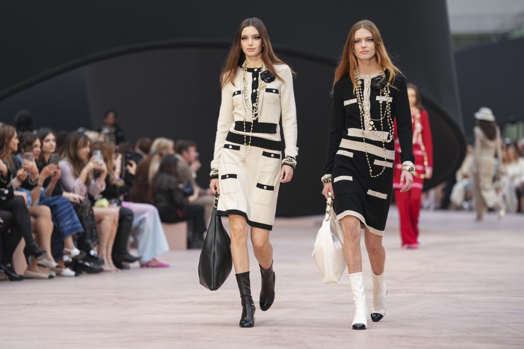 <p>Haute Couture колекцията на Chanel за сезон есен-зима 2025/26 бе представена в Париж пред отбрани VIP гости.</p>