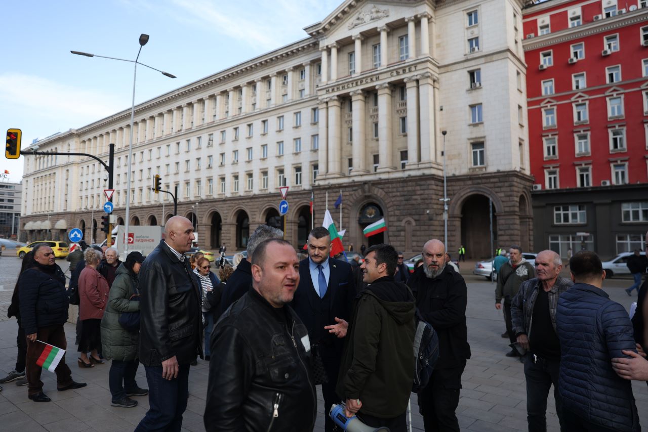 <p>Десетки граждани се събраха на протест в т.нар. триъгълник на властта в столицата - пространството между Министерския съвет, сградата на Президентството и Народното събрание.</p>