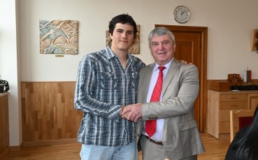 Наш университет награди звездата на родния сноуборд