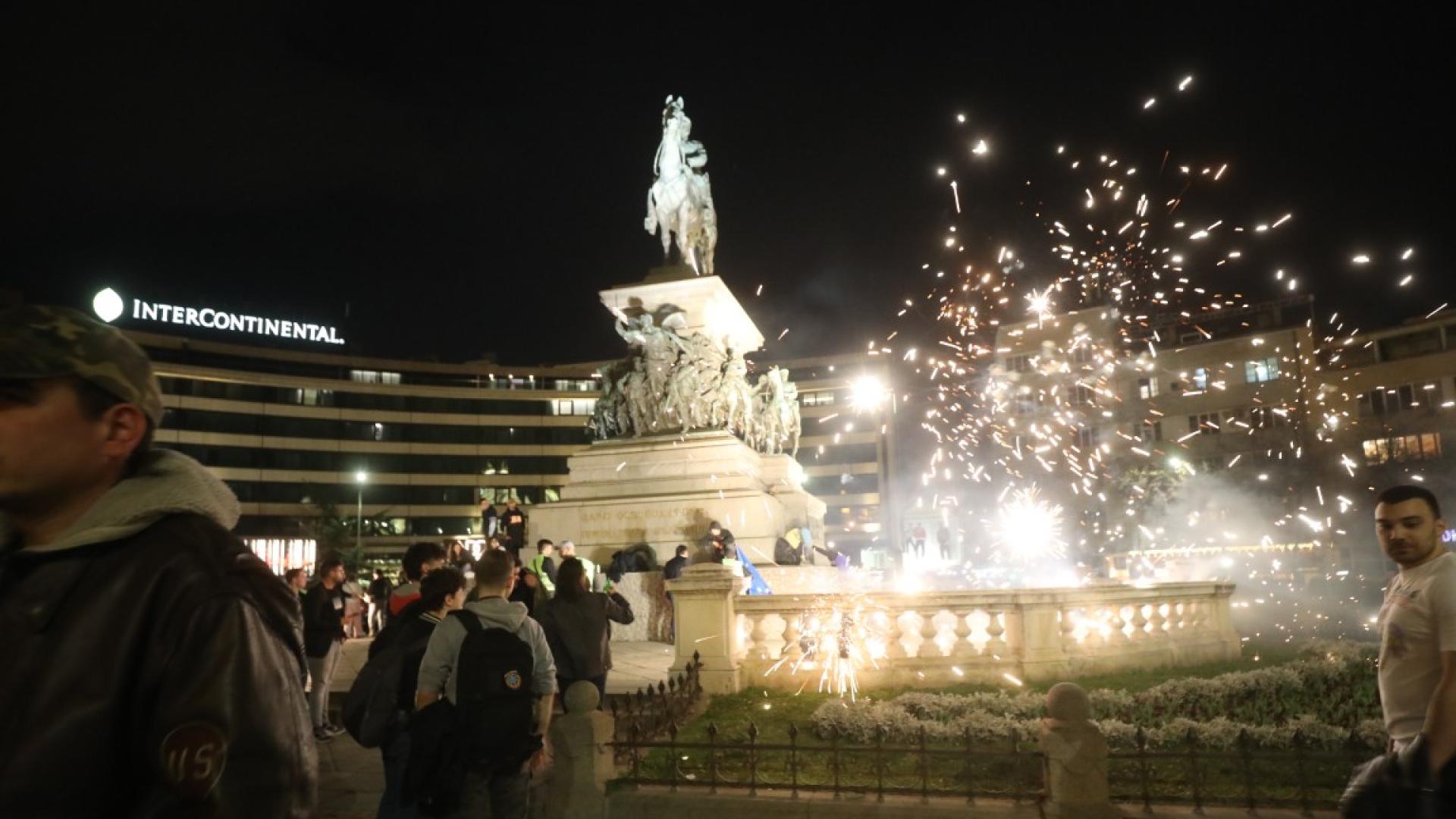 Задържаха мъж пуснал заря към историческата сграда на Народното Събрание