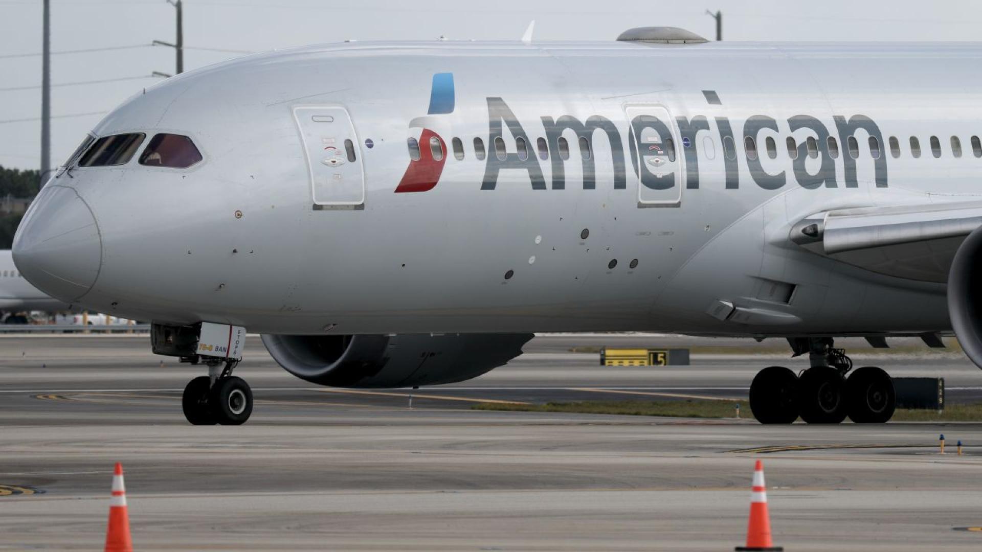 Десетки пътници бяха принудени да стоят на крилото на самолет