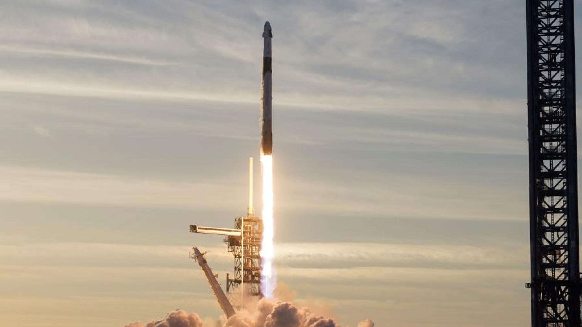 Мисията за прибиране обратно на Земята на двама астронавти блокирани