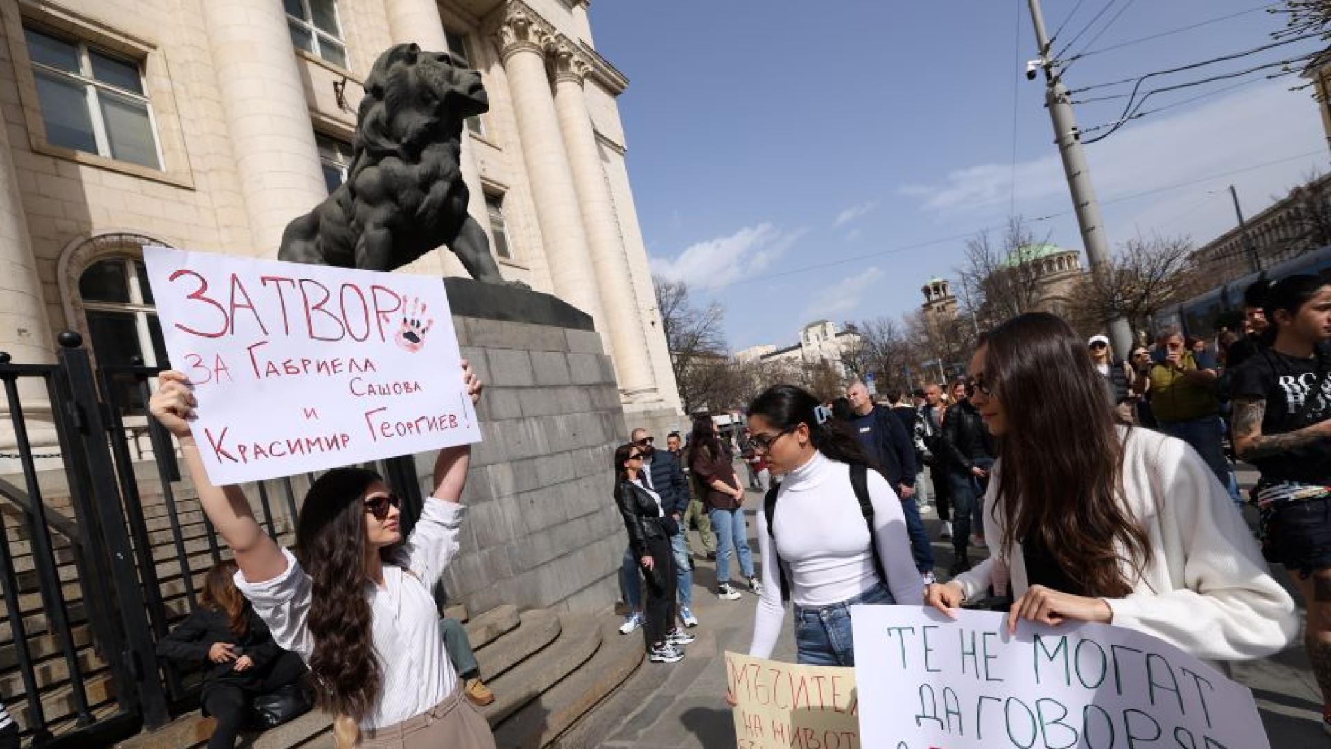 Граждани протестират в София срещу насилието над животни Повод е