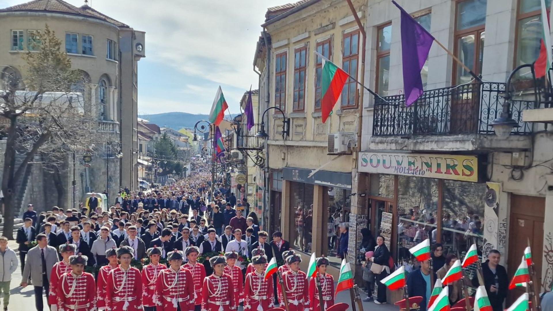 Велико Търново чества своя празник с многолюдно шествие с портретите