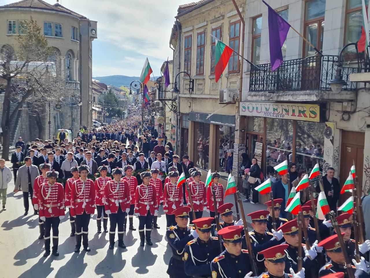 Велико Търново отбелязва своя празник с многолюдно шествие