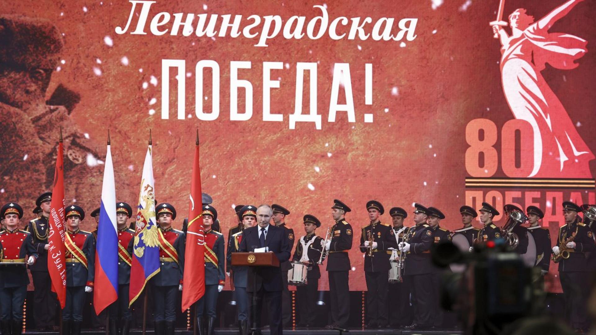 По мразовитите заснежени улици на Ленинград семействата пренасяха мъртви роднини