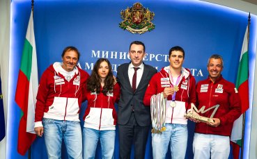 Министър Пешев награди сноубордистите Тервел и Малена Замфирови