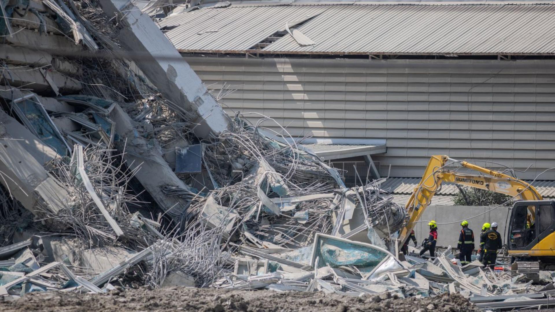 Спасители са открили признаци на живот под развалините на небостъргача в