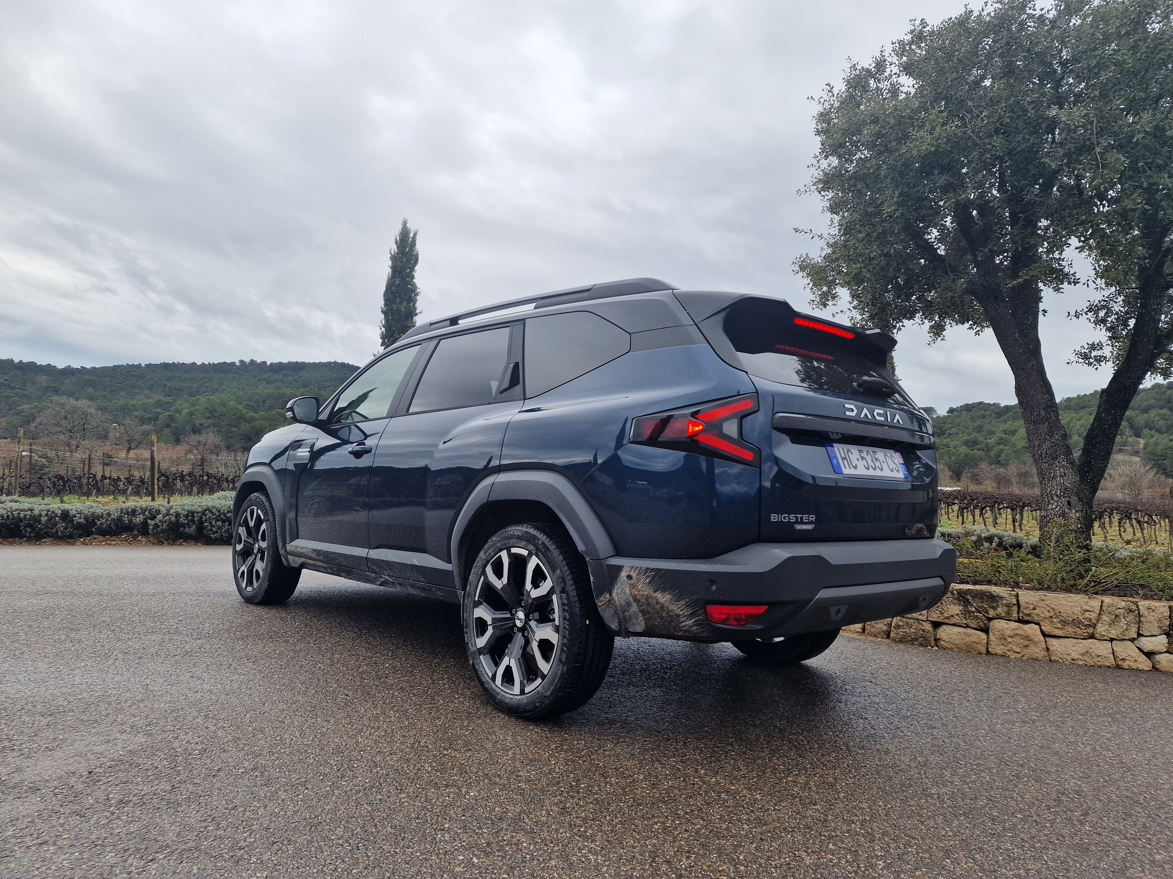 Това е най-големият, най-мощният, най-луксозният и най-скъп модел на Dacia до момента. „Най-скъп“ тук e за кликбайт, защото по-правилното е да се каже, че това е най-евтиният модел в C-SUV сегмента