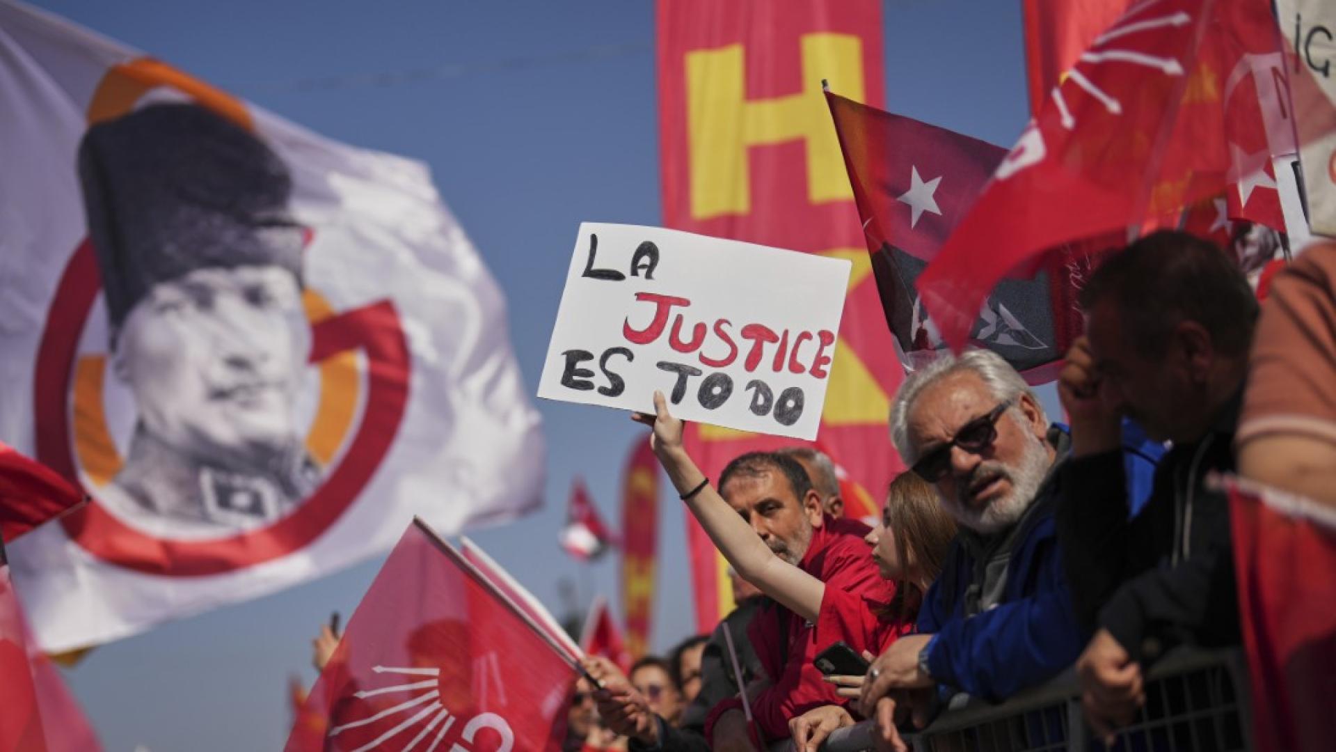 Десетки хиляди хора се събраха днес в Истанбул за да