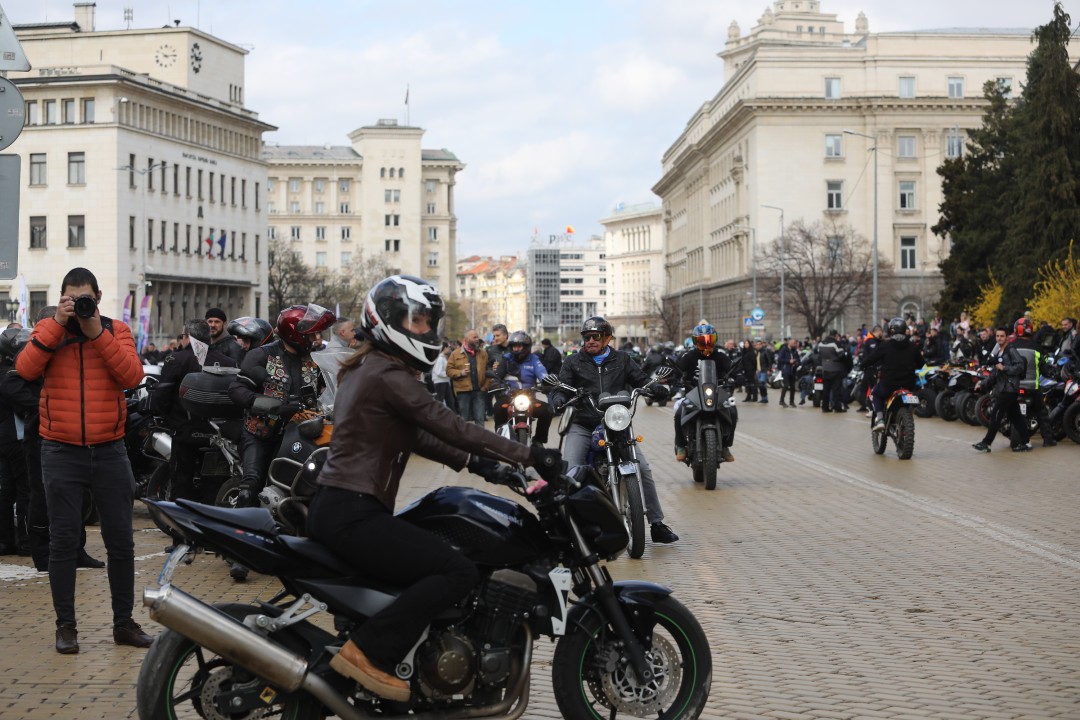 <p>Днес официално се дава стартът на мотосезона. Шествието тръгна от площад &bdquo;Княз Александър I&ldquo; тази сутрин с рев на мотори и рок музика и ще премине през основни булеварди по пътя си към резиденция &bdquo;Бояна&rdquo;.</p>