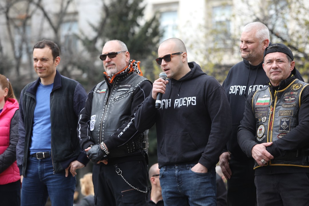 <p>Днес официално се дава стартът на мотосезона. Шествието тръгна от площад &bdquo;Княз Александър I&ldquo; тази сутрин с рев на мотори и рок музика и ще премине през основни булеварди по пътя си към резиденция &bdquo;Бояна&rdquo;.</p>