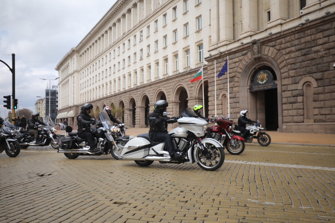 <p>Днес официално се дава стартът на мотосезона. Шествието тръгна от площад &bdquo;Княз Александър I&ldquo; тази сутрин с рев на мотори и рок музика и ще премине през основни булеварди по пътя си към резиденция &bdquo;Бояна&rdquo;.</p>