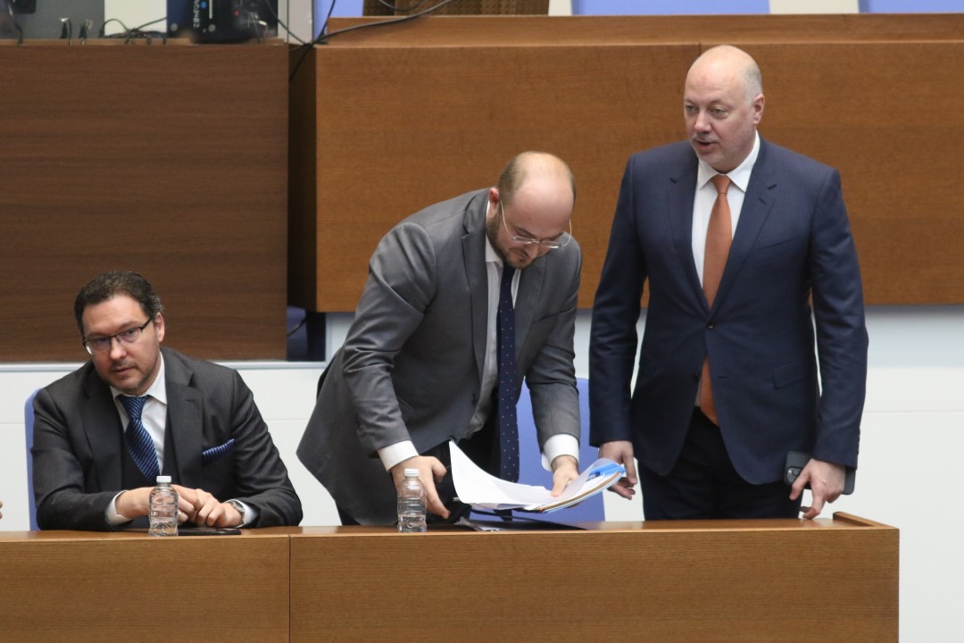 <p>Два месеца и половина след встъпването си в длъжност правителството на премиера Росен Желязков бе изправено пред първия си вот на недоверие.</p>