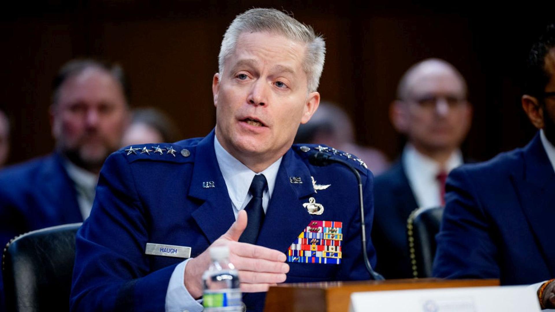 Генералът от Военновъздушните сили Тимъти Хоу който заемаше едновременно постовете