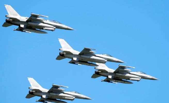 Полша вдигна военни самолети за защита след руски удари по Украйна