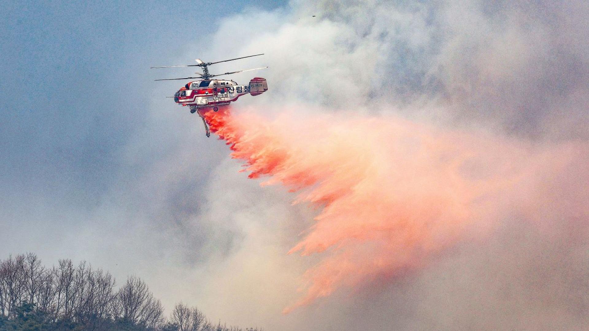 Хеликоптер за борба с пожарите се разби днес в Южна