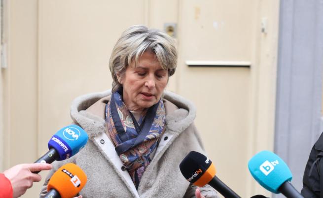 Весела Лечева не може да влезе в сградата на  БОК, няма кой да ѝ отвори