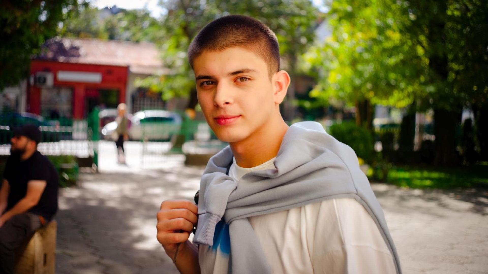 Историята на близнаците Деян Светлозар Янакиев и Бояна Лора Ахтарджиева