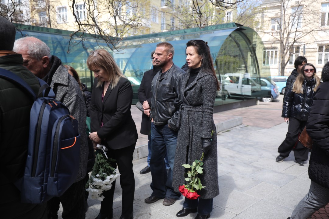 <p>Стотици творци, общественици и политици се събраха днес по обед в столичния храм &quot;Света София&quot;, за да си вземат последно сбогом с големия актьор Васил Банов. Той си отиде от този свят на 4 април на 78 години.</p>