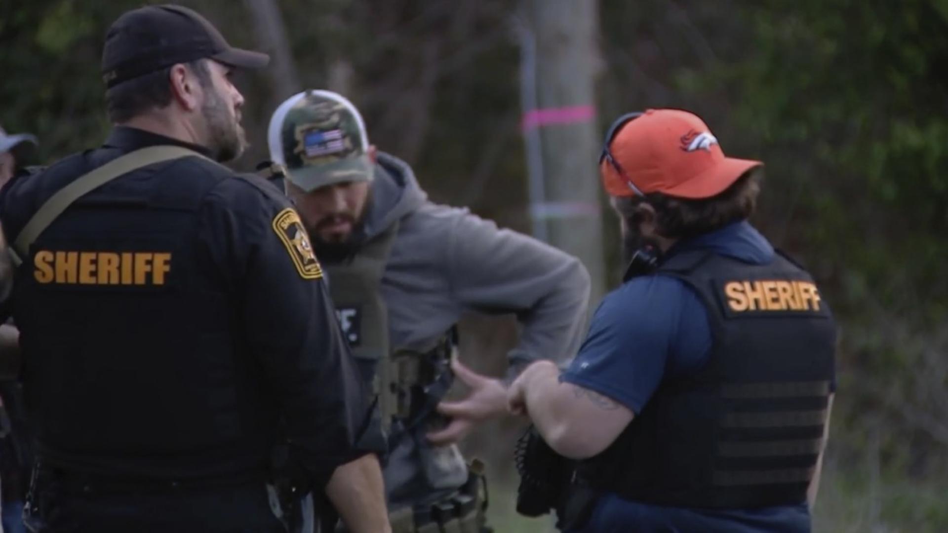 По данни на правоохранителните органи трима души са убити а