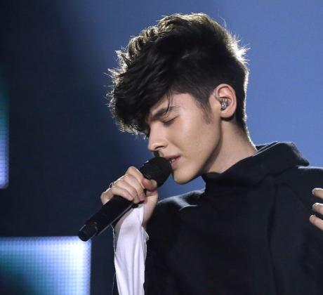 ​Кристиан Костов младият български певец продължава да изненадва и радва