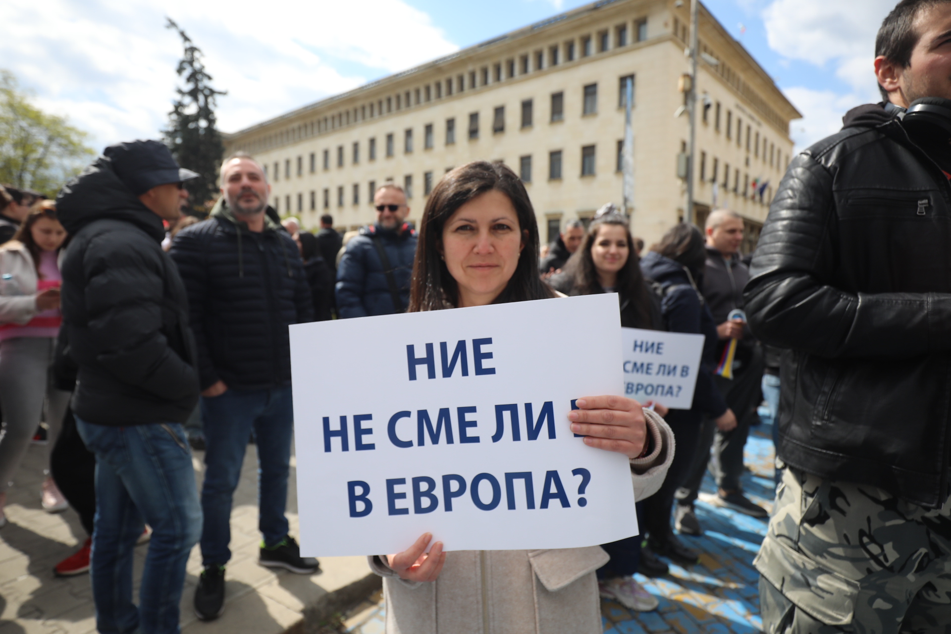 <p>Обединеният туристически бранш продължава с протестите срещу връщането на ставката от 9% ДДС за ресторантьорския сектор, която го поставя в неблагоприятна позиция спрямо държавите, с които се конкурираме в туризма. От 15 часа днес на площад &quot;Александър Батенберг&quot; в София ще се проведе националният протест, който ще продължи до 19 часа. Това съобщиха от Сдружение на заведенията в България. Те поясняват, че за този период заведенията в София ще затворят.</p>