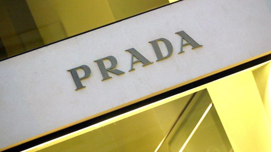 <p>Италианският моден гигант Prada купи&nbsp;Versace с отстъпка</p>
