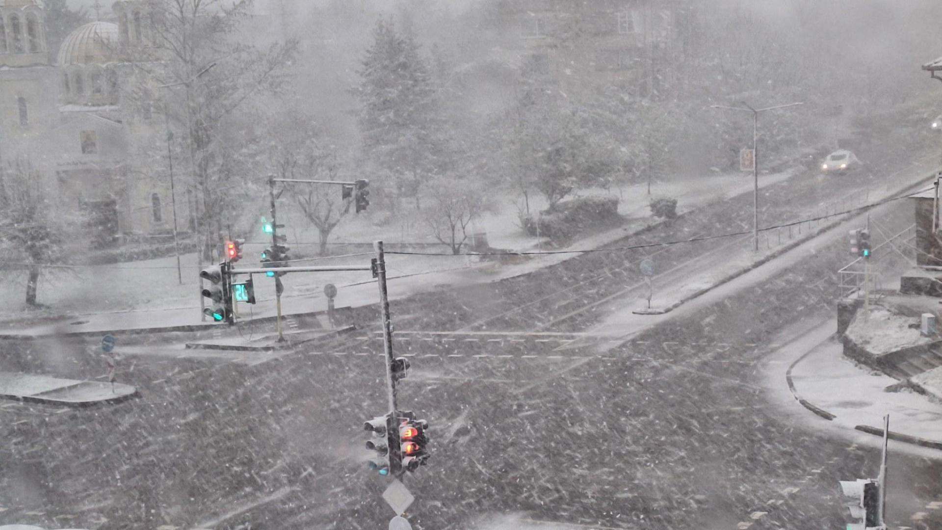 Усложнена е метеорологичната и пътната обстановка в област Разград Около