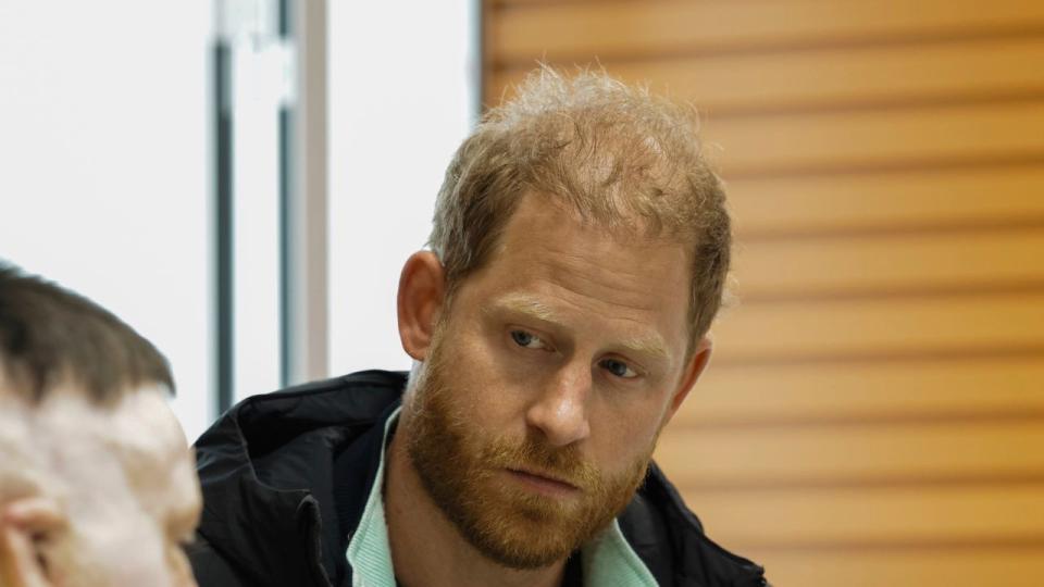 На 10 април, сряда, принц Хари направи изненадващо и неофициално