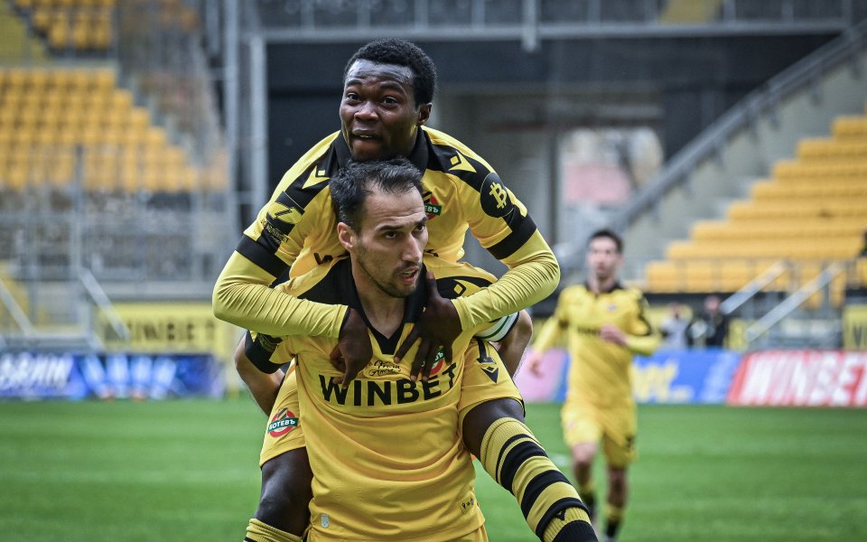 Две минути преди почивката Ивелин Попов получи жълт картон за