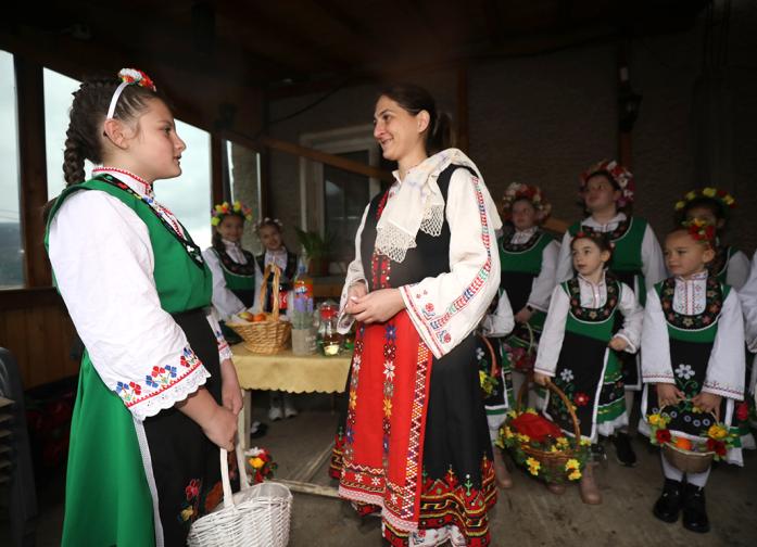 бов лазарки лазаровден цветница великден празник народен народни цветя яйца