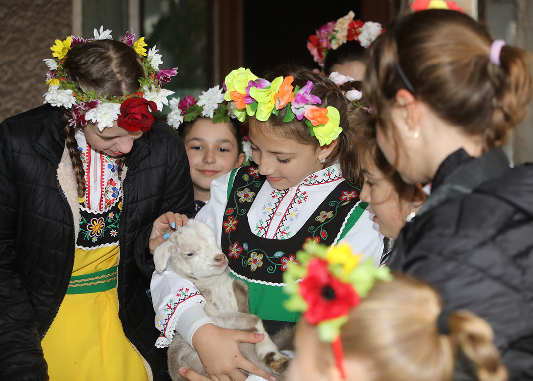 <p>На Лазаровден, малки лазарки в село Гара Бов обиколиха къщите за здраве.</p>