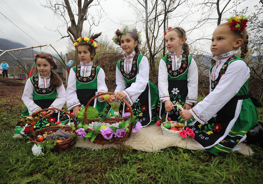 <p>На Лазаровден, малки лазарки в село Гара Бов обиколиха къщите за здраве.</p>